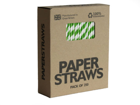 grüner Papiertrinkhalm Vorderansicht Verpackung aus Winkel